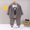 Traje de Tres Piezas Estilo Británico para Niños, Nuevo Conjunto Infantil a Cuadros con Pajarita para Primavera y Otoño, Elegante Estilo Coreano