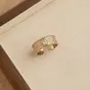 Anillo retro floral en tono café dorado, una pieza lujosa y única con un aire de alta gama, diseñado para apilar, con un borde de encaje, y perfecto para el dedo índice, ofreciendo un estilo moderno e individual