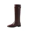 Botas de cuero tipo caballero para mujer, nuevo estilo 2026, botas largas con tacón grueso, adornos de monedas pequeñas doradas, botas de caña alta, cuero genuino, botas largas de tacón bajo