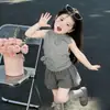 Conjunto para Meninas 2026 Verão Novo Estilo Top Colete com Laço Infantil Conjunto de Duas Peças Saia Xadrez Estilosa para Bebê