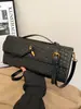 2026 Bolso Cruzado Tejido Transfronterizo Nuevo Tipo Baguette con Textura Vintage, Bolso de Mano Simple y Lujoso para Mujer, Bolso de Hombro