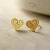 Brincos de Tarraxa Coração Espiral Retro Americano Textura Vintage Grão Rachado Brincos Coração de Pêssego Estilo Frio Brincos Bicolores Dourado e Prateado