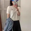 Top de punto de manga corta con cuello redondo bordado retorcido para mujer, verano 2025, corte ajustado, versátil, adelgazante, elegante, suave y moderno