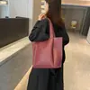 Nueva bolsa de hombro tipo tote retro europea y americana 2025, de gran capacidad, moderna y transfronteriza para mujer, bolso de mujer simple y elegante transfronterizo