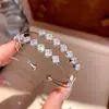 Pulsera de doble capa con forma de diamante de circón de lujo ligero estilo francés, moderna y versátil, joyería de nicho elegante y sofisticada para mujer