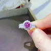 Anillo de moissanita rosa de 1 quilate lujo incrustado elegante anillo de diamante de color para mujer al por mayor segunda pluma de diamante lateral