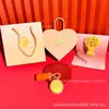 Chaveiro de Biscoito Dourado Puro para Recém-Casados Felizes Buquê de Flores Criativo Conjunto de Presente para Dia dos Namorados e Dia dos Namorados Chinês Atacado Personalizado