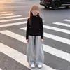 Coleção Primavera e Outono 2026 estilo coreano: camiseta de manga comprida com gola alta, adequada como camada base para meninas e crianças