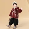 Casaco Masculino de Veludo Plus Outono Inverno 2025 Novo Estilo Casaco de Lã Vermelho de Comprimento Médio para Crianças Roupas de Algodão Grossas para Bebê Menino