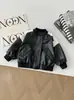 Conjunto de Jaqueta Patchwork para Meninos 2026 Outono Novo Estilo para Crianças Pequenas, Jaqueta de Couro com Camada Interna Listrada e Calça de Trabalho Conjunto de Três Peças