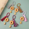 Llavero de gatito juguetón tallado en madera de azufaifo de Yiming Xianyuan, lindo colgante decorativo para mochila de pareja con borla temática de luna