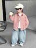 Elegante y moderno conjunto de otoño para niños, tres piezas con camisa y jeans, nuevo modelo 2026, ropa infantil guapa para niños