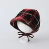 Gorro de estilo coreano para bebés y niños pequeños, sombrero moderno y versátil que cubre las orejas, nuevo sombrero retro de cuadros grandes para otoño/invierno para bebés