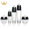 Fábrica em estoque vários conjuntos de cosméticos artesanais frasco 30-120ml loção essência creme com recipiente interno tampa preta dourada