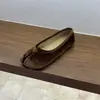 Sapatos de veludo cor de café com sola reta e bico dividido, estilo casco de porco, mocassins, sapatos femininos, primavera e outono de 2026, sapatos de bico de porco de sola única