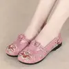 Almofada Branca Grou Velho Pequim Sapatos de Tecido Nova Primavera Sapatos de Tecido Femininos Casuais Mãe Antiderrapante Solado Macio Fácil de Calçar Fundo Plano Bordado