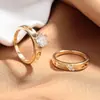 Conjunto de anillos de moda, anillos de pareja huecos con incrustaciones de circonita de lujo ligero europeo y americano, anillos de boda