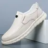 Novos Sapatos Casuais Masculinos de Couro de Grão Integral Primavera/Outono 2026, Feitos à Mão, Sola Macia, Mocassins Slip-On