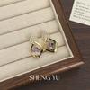 Pendientes de metal con diamantes de imitación prismáticos transfronterizos europeos y americanos, ligeros, de lujo, de alta gama, combinables con todo, para uso diario, para mujer.