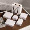 Caja de joyería sencilla en blanco y negro, directa de fábrica, para anillos, pendientes, collares, pulseras y joyas.