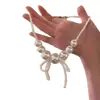 Colar de Pérolas com Laço Estilo Francês Inspirado em Chanel para Mulheres, Corrente de Clavícula Única e Elegante com um Toque Ousado e de Alto Padrão