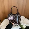 Bolsa de mão de bolinhas estilo moda coreana transfronteiriça para mulheres, nova popular de 2026, versátil para ombro e transversal