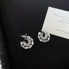 Brincos Europeus e Americanos Fashion Estilosos com Design Assimétrico Luxo Acessível Retrô High-End Nicho Elegante Versátil para Mulheres