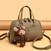 2026 Novo Modelo Bolsa Boston de Couro Granulado Grande com Botões da Moda, Bolsa Feminina de Couro Genuíno, Bolsa de Mão Prática, Bolsa com Almofada de Ombro para Mulheres