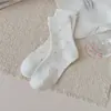 Meias compridas com estampa floral rosa, estilo feminino, meias de cano médio estilo coreano para o início do outono, com acabamento de renda doce, estampa de bolinhas, sem costura, resistentes a odores e com design franzido