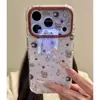 Funda para Teléfono Apple 17PRO de Cobertura Total con Gatitos de Dibujos Animados y Marco de Lente Color Rojo Vino, Funda Dura para iPhone16 Linda