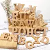 Aproveite os mais vendidos enfeites decorativos de madeira feitos à mão de 10 cm com 26 letras em formato de letras para projetos DIY no atacado.
