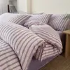 Nuevo Juego Sencillo de Invierno Espeso de Leche Polar Ropa de Cama Cuatro Piezas Funda Nórdica con Borde de Concha de Polar de Coral Sábana Plana Sábana Ajustable Juego de Tres Piezas