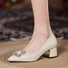 Outono 2025 Novos Sapatos Vermelhos Solteiros Bico Fino Boca Rasa Fivela Quadrada Salto Alto Bordado He Banquete Moda Sapatos Femininos