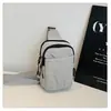Bolsas casuais pequenas de tecido de nylon para mulheres no atacado, novas bolsas simples e leves para celular, bolsas de peito esportivas de nicho, bolsas transversais, da moda