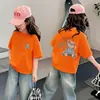 Camiseta Manga Curta Infantil Feminina com Estampa de Desenho Animado com Letras, Novo Estilo de Verão, Blusa Soltinha Estilosa 100% Algodão para Crianças e Meninas