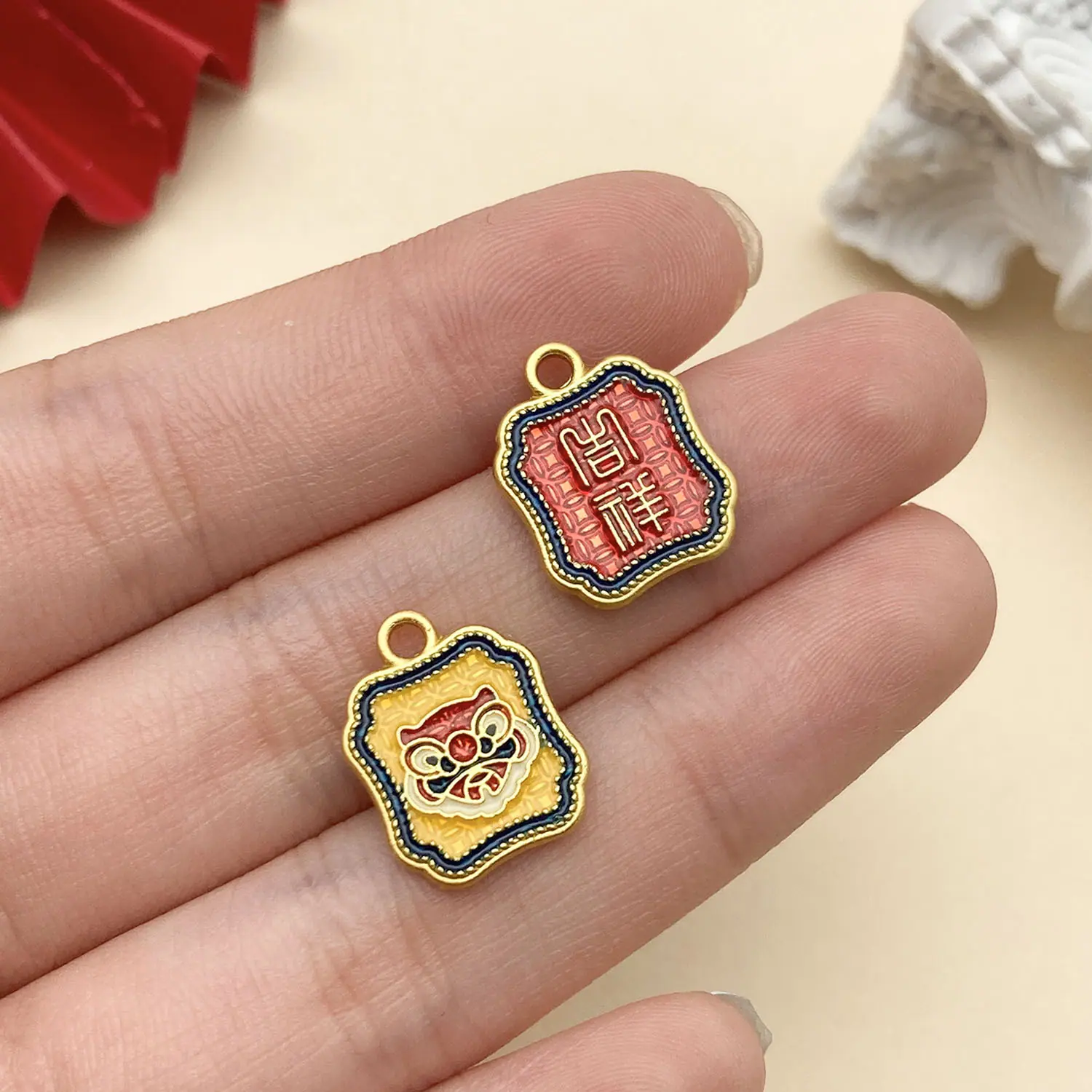 22748-HQ-红色滴油古法金哑金吉祥醒狮16x12mm1