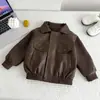 Roupas de Primavera e Outono para Meninos Jaqueta de Couro com Botões Estilo Coreano Cool Tendência Jaqueta de Motociclista Casaco de Outono para Bebê Atacado de Comércio Exterior