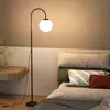 Luminária de chão em formato de lua, adequada para quartos e salas de estar, criando uma atmosfera envolvente, perfeita para leitura, com design minimalista, alto apelo estético e um visual moderno e criativo.