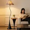 Lámpara de pie de ambiente vintage estilo francés, de pie junto al sofá de la sala, estante decorativo integrado, lámpara de dormitorio