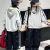 Nueva colección de otoño para niñas: sudadera con capucha informal con costuras de contraste, combinada con pantalones de trabajo de mezclilla y pantalones de pierna ancha