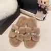 Chinelos peludos femininos para usar ao ar livre, nova moda outono e inverno, chinelos slip-on com fivela de metal, chinelos de algodão preguiçosos de alta qualidade