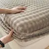 Novo Conjunto de Três Peças com Saia de Cama e Fronhas de Lã de Leite para Aquecimento de Inverno Cor Sólida Simples Uso Doméstico Protetor de Colchão Totalmente Fechado
