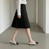 Sapatos Mary Jane de salto grosso para combinar com saias, novo estilo de verão 2026, versáteis e elegantes, sapatos baixos de bolinhas inspirados na Chanel para mulheres