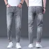 Jeans Cropped de Marca de Tendencia de Ajuste Delgado de Alta Gama para Hombre, Color Gris Claro, para Primavera y Otoño de 2026, Pantalones Casuales