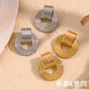 Pendientes de anillo clásicos de acero inoxidable chapados en oro de 18 quilates con diseño simple y explosivos retro de temperamento de moda europea y americana