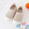 Sapatos de bebê para criança pequena sola macia mosca malha tecida respirável para interior e exterior sapatos de bebê verão antiderrapante anti-colisão sapatos infantis atacado