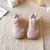Zapatos Casuales de Malla Transpirable Estilo Mori para Niñas 2026 Primavera/Verano Nuevos con Flores para Niños Pequeños con Velcro Zapatos de Entrenamiento Alemanes Versátiles Zapatos de Tabla
