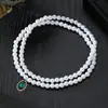 Colar de Duas Camadas com Pingente de Esmeralda e Pérola Cruzado Europeu e Americano Moda Estilo Old Money Joias para Mulheres Exclusivamente para Exportação