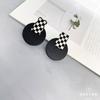 Aretes acrílicos de tablero de ajedrez blanco y negro, aretes de diseño nicho, nueva moda 2021, aretes versátiles para mujer