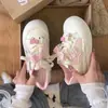 Zapatos de Pan con Suela Gruesa de Diseño de Nicho para Mujer 2025 Nuevo Otoño Zapatos Lindos Estudiante Deportes Dedo Gordo Zapatos Blancos